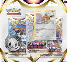 Charger l'image dans la galerie, Le Tripack Astres Radieux EB10 est composé de 3 superbes boosters de 10 cartes supplémentaires chacun, d'une pièce Pokemo et d'une carte promo brillante spéciale Evoli dans la version V1