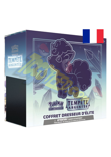 Elite Trainer Box Pokémon EB12 Tempête Argentée ou Coffret du Dresseur composée de 8 Boosters Tempête Argentée, 65 protèges-cartes ou sleeves représentant Goupix d'Alola, 45 cartes Energie, un guide de jeu de l'extension EB12, six dés marqueurs de dégâts, un dé lancer de pièce autorisé en compétition, deux marqueurs d'Etats Spéciaux, un marqueur VSTAR en acrylique ainsi qu'un coffret avec quatre séparateurs.